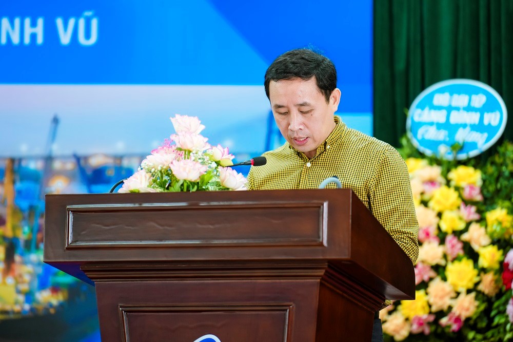 Ông Nguyễn Văn Đại - Thư ký HĐQT đọc Nghị quyết Đại hội